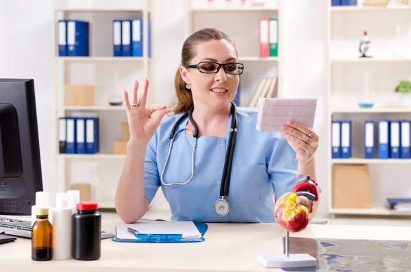 Cardióloga doctora que trabaja en la clínica — Foto de Stock