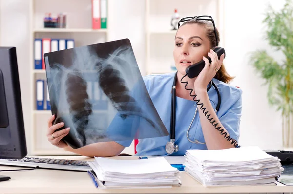 Médica radiologista trabalhando na clínica — Fotografia de Stock