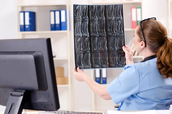 Vrouwelijke arts radioloog werken in de kliniek — Stockfoto