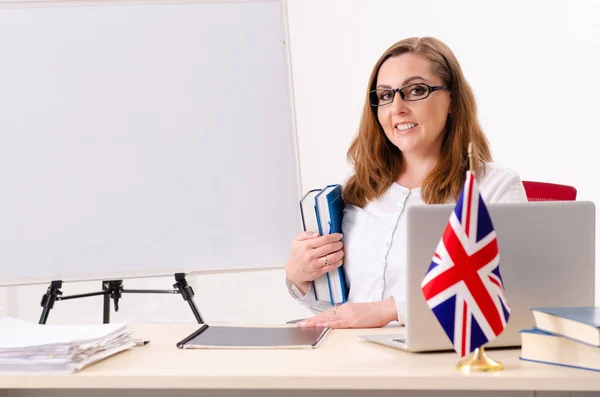 Vrouwelijke leraar Engels in de klas — Stockfoto