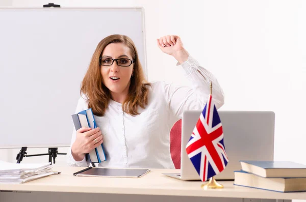 Vrouwelijke Engels leraar voor whiteboard — Stockfoto