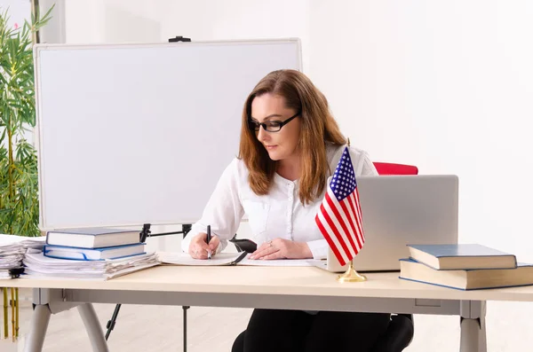 Vrouwelijke Engels leraar voor whiteboard — Stockfoto