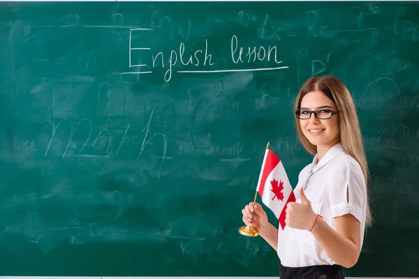 Joven profesora de inglés frente a la b —  Fotos de Stock