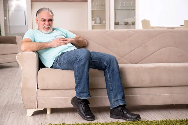 Witte baard oude man thuis lijden — Stockfoto