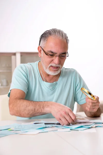 Viejo barbudo blanco en concepto de planificación presupuestaria —  Fotos de Stock