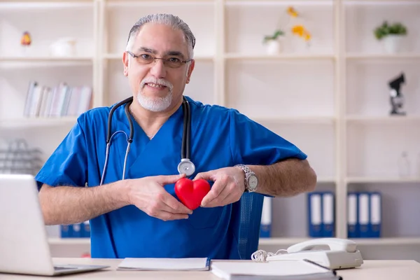 Blanco barbudo viejo médico trabajando en la clínica —  Fotos de Stock