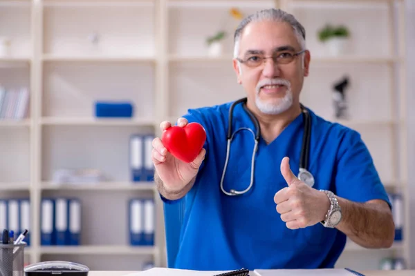 Weißbärtiger alter Arzt arbeitet in Klinik — Stockfoto