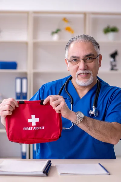 Blanc barbu vieux médecin travaillant dans la clinique — Photo