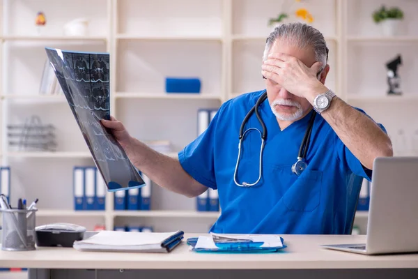 Weißbärtiger alter Arzt Radiologe arbeitet in Klinik — Stockfoto