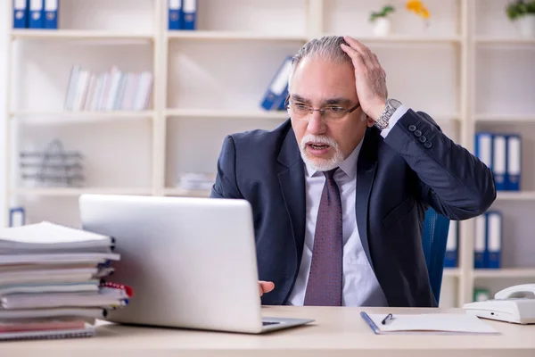 Weiße bärtige alte Geschäftsmann Mitarbeiter unglücklich mit exzessiven — Stockfoto