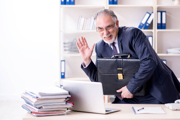 Белый бородатый старый бизнесмен, недовольный чрезмерным Во
