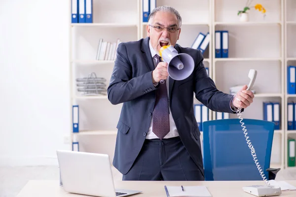 Branco barbudo velho empresário empregado infeliz com excessiva wo — Fotografia de Stock