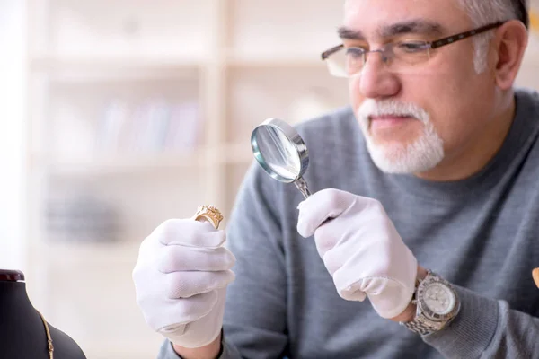 Weißbärtiger alter Juwelier in Werkstatt — Stockfoto