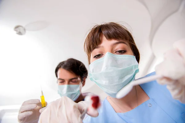 Концепція лікування зубів у стоматологів — стокове фото