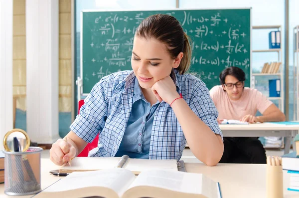 Jonge studenten die het examen wiskunde in klas — Stockfoto