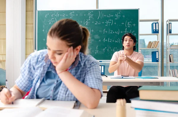 Siswa Muda Mengambil Ujian Matematika Kelas — Stok Foto