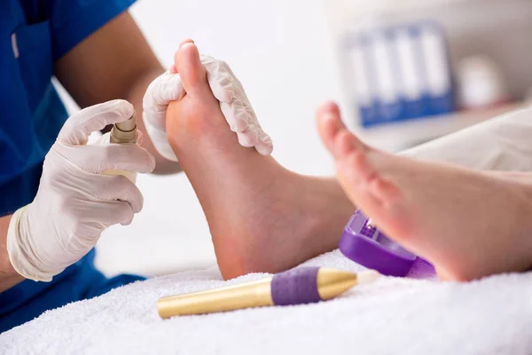 処置中に足を治療する小児科医 — ストック写真