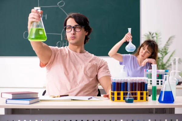 Zwei Chemiker-Studenten im Klassenzimmer — Stockfoto