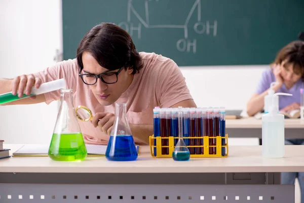 Dos estudiantes de química en el aula —  Fotos de Stock
