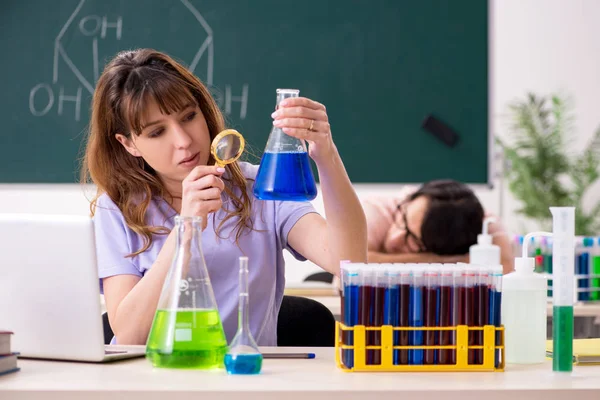 Deux étudiants chimistes en classe — Photo