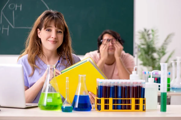 Dos estudiantes de química en el aula —  Fotos de Stock