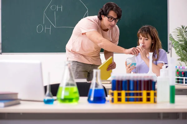 Dwóch chemików studentów w klasie — Zdjęcie stockowe