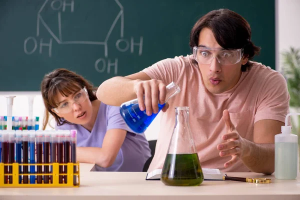 Two chemists students in classroom — Stock Photo, Image