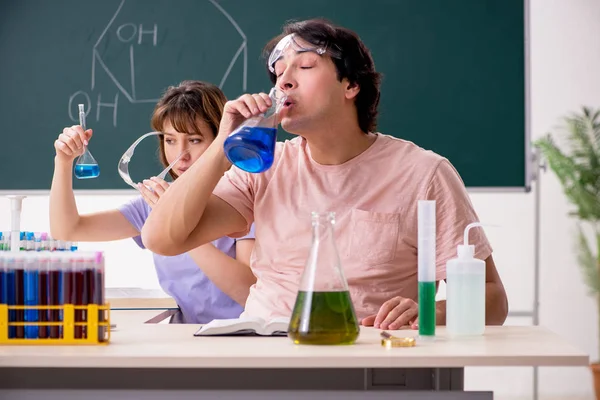 教室で 2 つの化学生 — ストック写真
