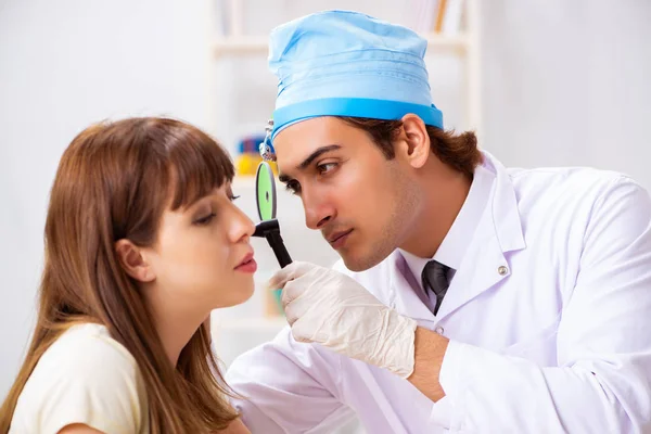 Ung kvinna besöker manliga läkare otolaryngologist — Stockfoto