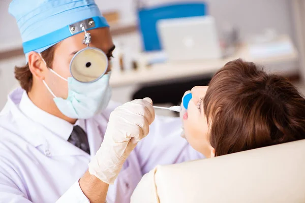 Jeune femme visitant le médecin masculin otolaryngologue — Photo