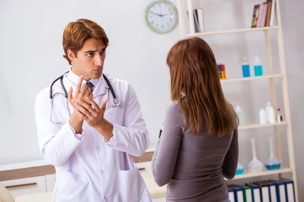 Paziente sordo-muta in visita al giovane medico maschio — Foto Stock