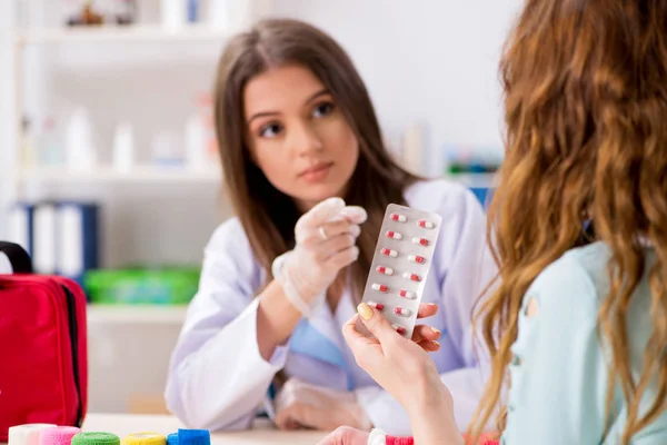 Ženský lékař traumatologist bandážovací pacientka — Stock fotografie