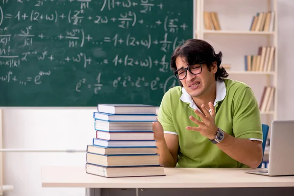 Vacker student framför svarta tavlan med formler — Stockfoto