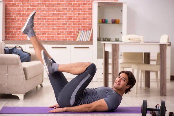 Junger schöner Mann beim Sport zu Hause — Stockfoto