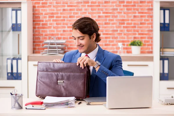 Jonge knappe werknemer werkt in het kantoor — Stockfoto