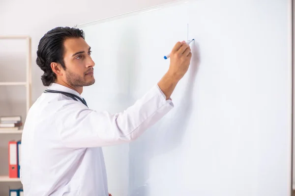 Jonge dokter voor het whiteboard — Stockfoto