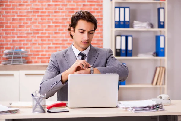 Giovane uomo d'affari che lavora in ufficio — Foto Stock