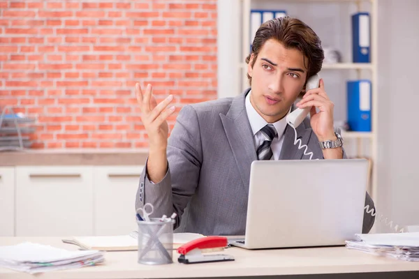 Jungunternehmer arbeitet im Büro — Stockfoto