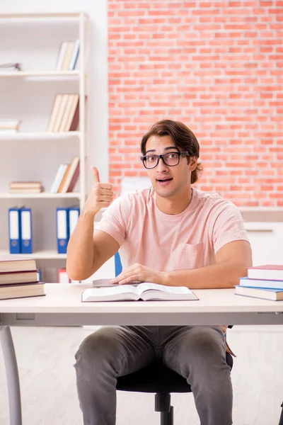 Jonge student bereidt zich voor op college examens — Stockfoto