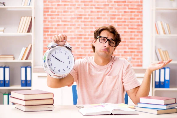 Jovem estudante se preparando para exames universitários — Fotografia de Stock