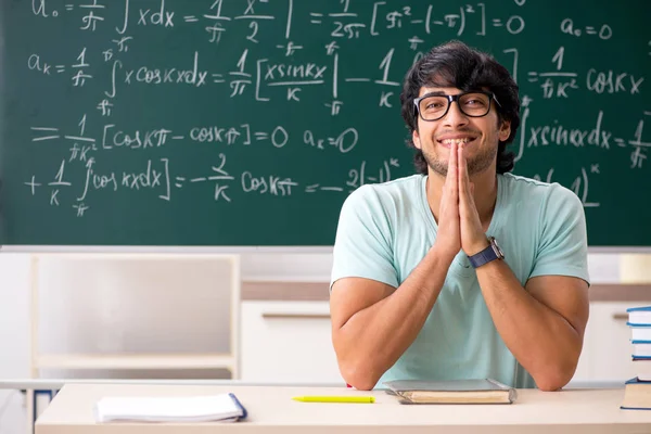 Jeune mathématicien étudiant devant un tableau — Photo