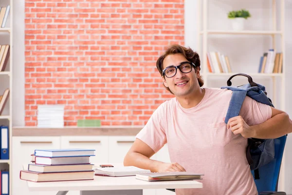 Estudiante joven preparándose para exámenes universitarios — Foto de Stock