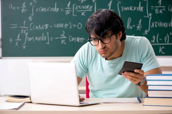 Jeune mathématicien étudiant devant un tableau — Photo