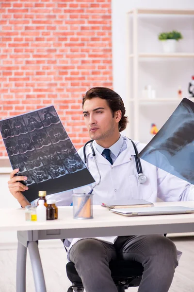 Giovane medico che lavora in ospedale — Foto Stock