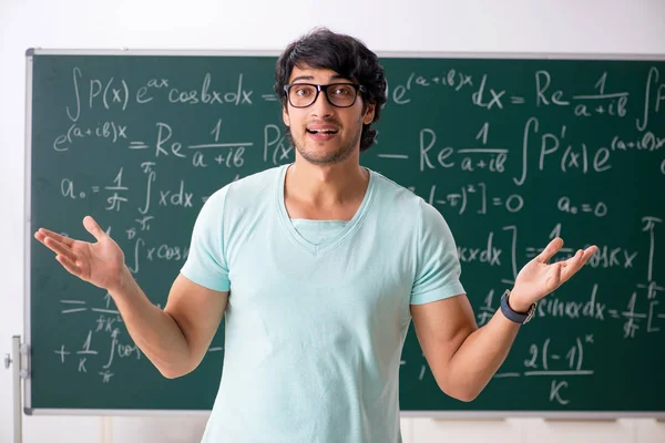 黑板前的青年男学生数学家 — 图库照片