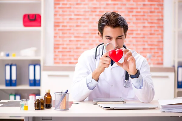 Médico joven trabajando en el hospital —  Fotos de Stock