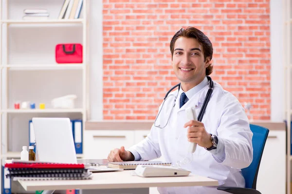 Médico joven trabajando en el hospital — Foto de Stock