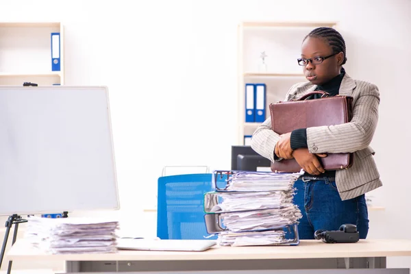 Zwarte vrouwelijke werknemer ongelukkig met buitensporige werk — Stockfoto