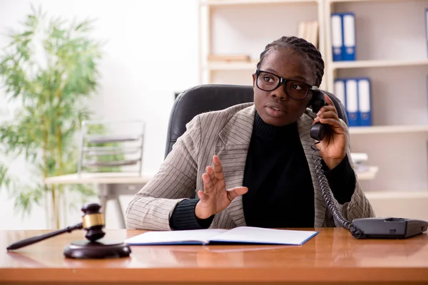 Avvocata nera in tribunale — Foto Stock