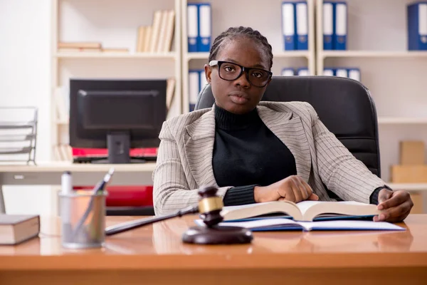 Чорна Жінка Адвокат Кортхаусі — стокове фото